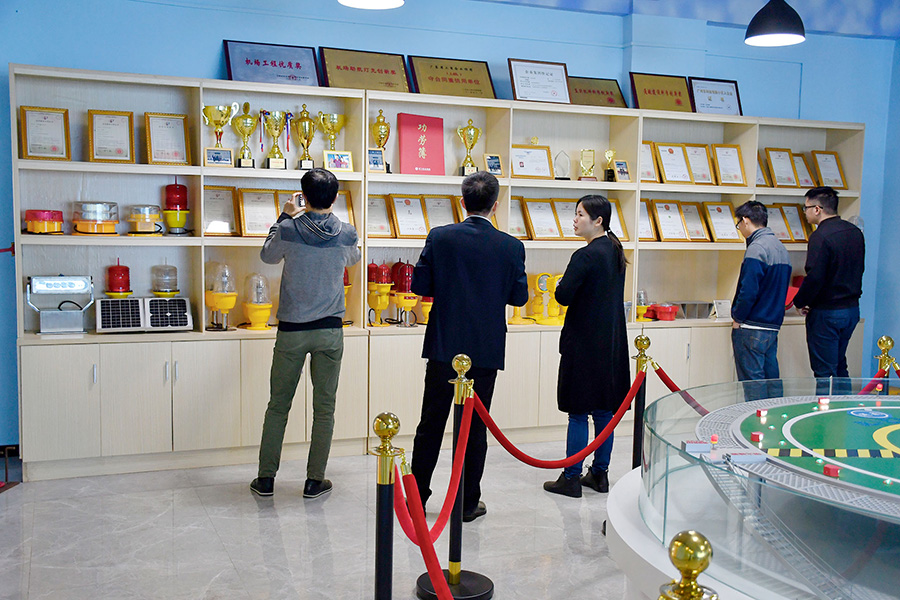 恒大地產領導考察送飛實業(yè)集團的留影紀念圖